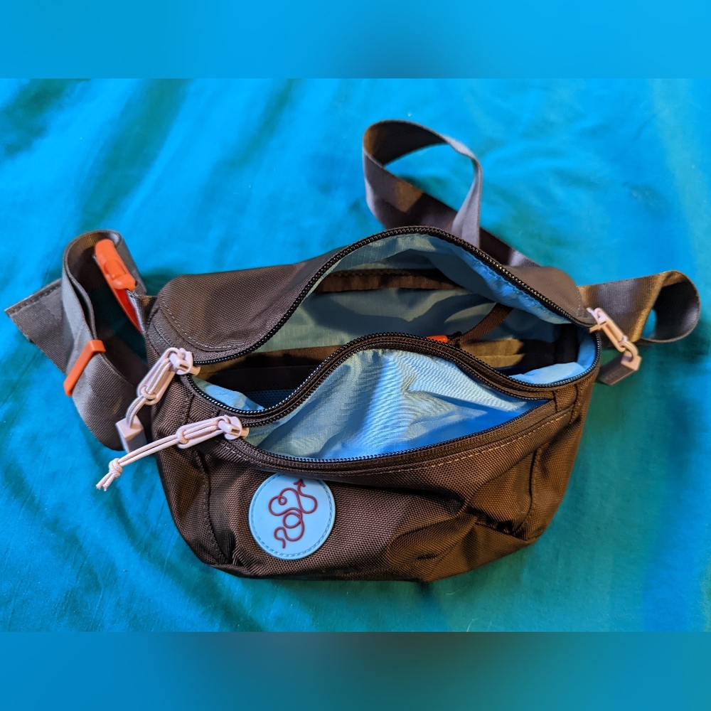 NWOT Baboon To The Moon Fannypack (3L) in Deep Mahogany